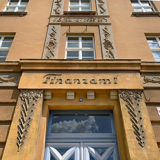 Eingangsbereich des alten Finanzamts in Bad Freienwalde.
