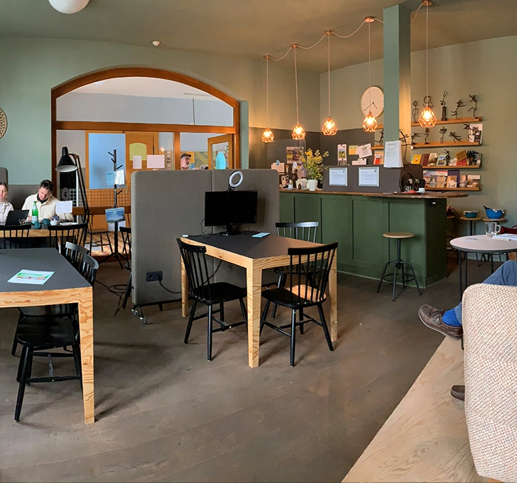 Innenraum des Coworking-Space in Letschin.